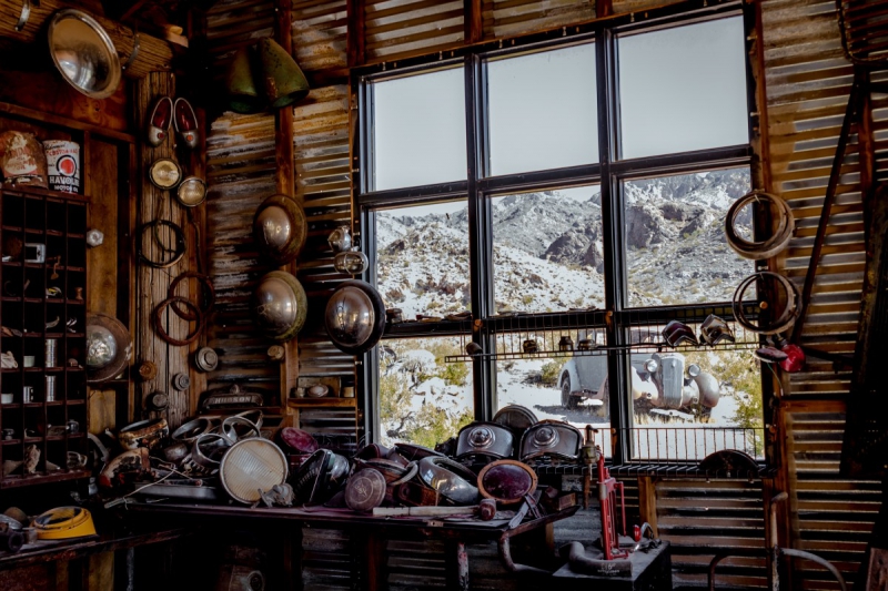 ecommerce-GRASSE-min_shop_window_part_junk_abandoned-138873